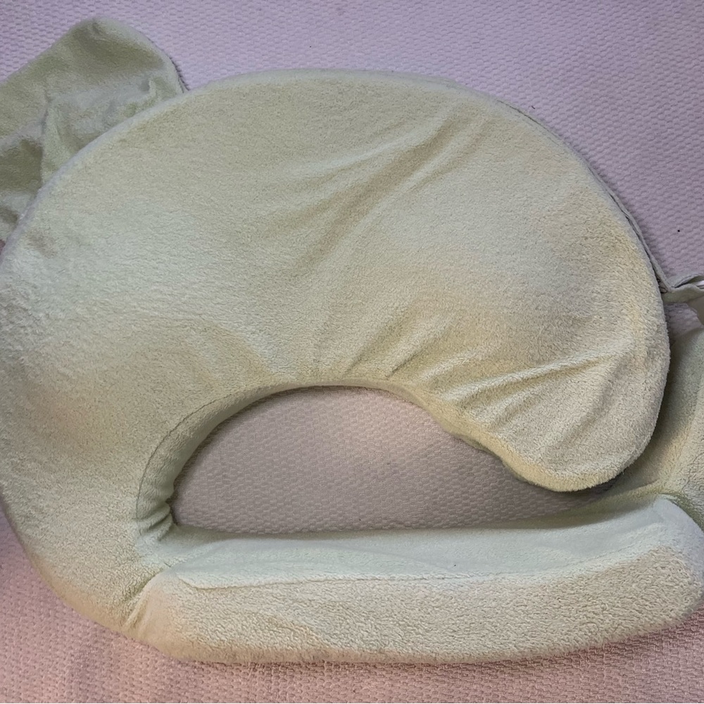 Great nursing pillow with adjustable straps and pocket.